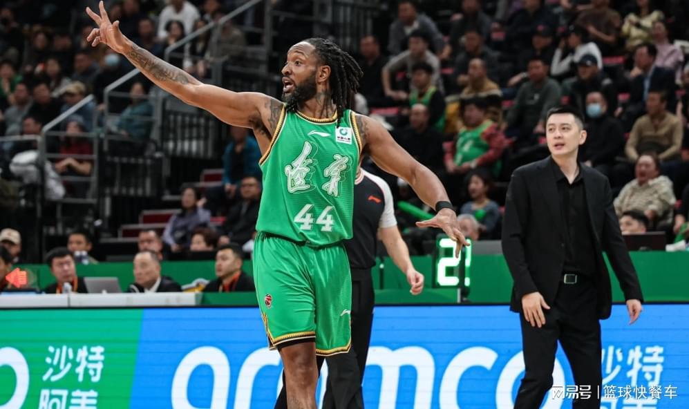 30分惨败后再狂输16分！辽篮赛后疑似内讧：杨鸣离下课不远了？